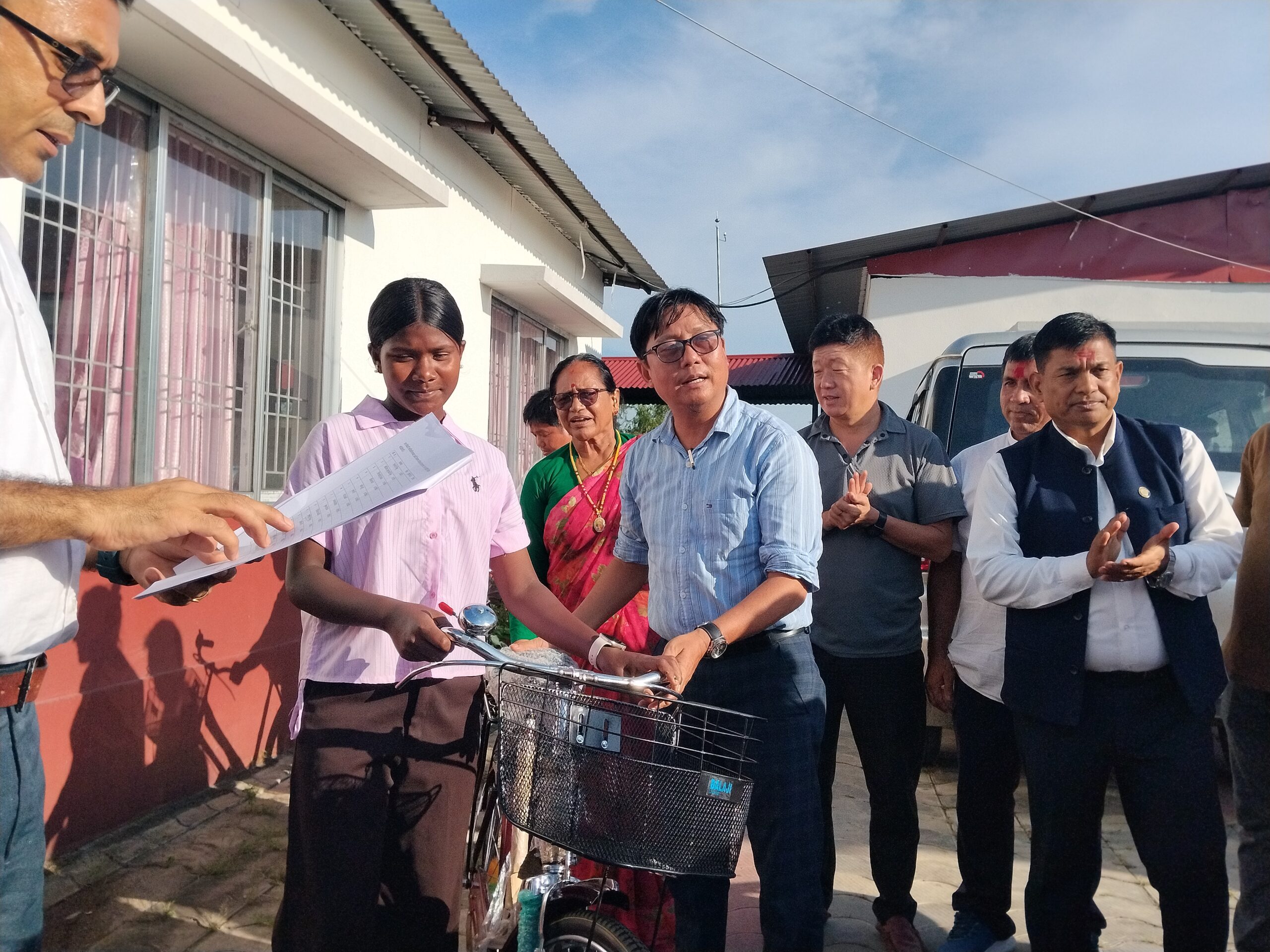 सीप, स्वरोजगार र शिक्षामा जोड: हल्दीबारीमा विभिन्न सहायता सामग्री वितरण